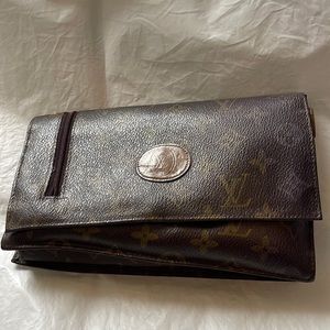 Louis Vuitton  clutch